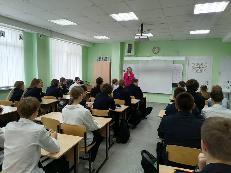 Для учеников 10-х классов состоялась встреча с предпринимателем Ломакиной Юлией Николаевной.
